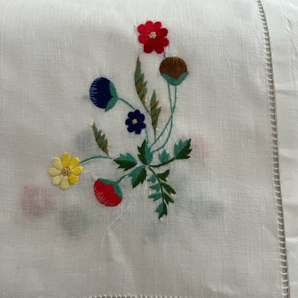 Colorful Floral Embroidered Fabric Tablecloth with 6 Napkins
